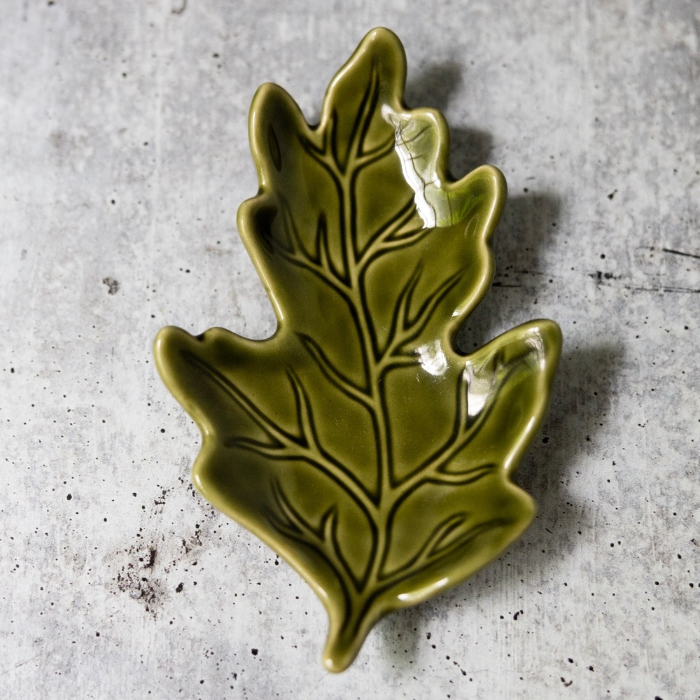 Sur la Table green ceramic pottery oak leaf trinket appetizer soap dish 6"x4"